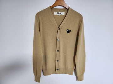 COMME DES GARCONS Karokardigan in Beige mit schwarzem Aufnäher für Herren AZ-N024 160085351 [P]
