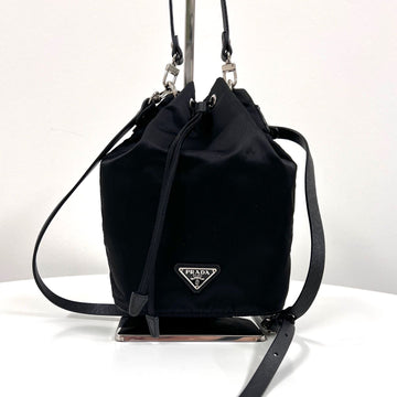 PRADA Dreieckslogo Nylon Bucket Pouch Schwarz 160105428 [P]