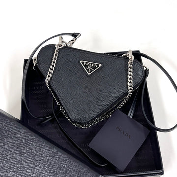PRADA Saffiano Dreiecks Mini-Chain Crossbody Bag Schwarz (1NR015) 160106310 [P]