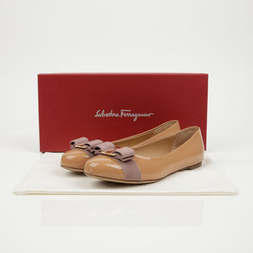 SALVATORE FERRAGAMO リボンバレリーナ女性用フラットシューズ ピンクベージュ 159760262 [P]