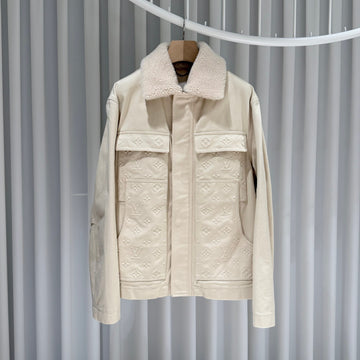 LOUIS VUITTON Shearling-Jacke mit Monogramm in Elfenbein 48 160205404 [P]