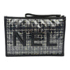 CHANEL Clutch aus schwarzem Tweed mit Logo aus PVC (27er Serie) 160207109 [P]