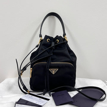 PRADA Nylon Triangel-Logo Bucket Bag Schwarz (1BH038) 160326974 [P]