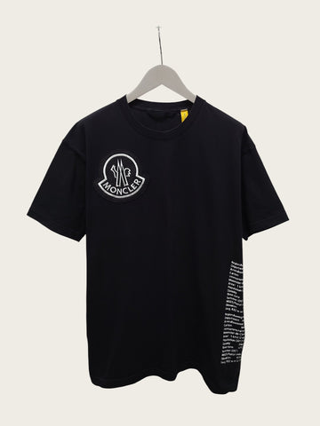 MONCLER ビッグワッペンロゴマルチプリント半袖Tシャツ 1952 160418812 [P]
