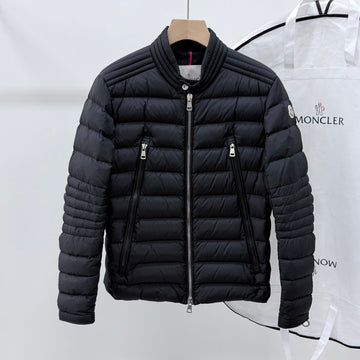 MONCLER Leichte Daunenjacke schwarz Größe 3 160431815 [P]