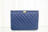 CHANEL Boy Medium Clutch navy mit goldener Hardware 160555648 [P]