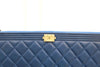 CHANEL Boy Medium Clutch navy mit goldener Hardware 160555648 [P]