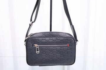 GUCCI Kleine schwarze Crossbody-Tasche mit GG-Emblem 850242 160688366 [P]