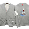 THOM BROWNE サイドストライプ 4バ LOOP バッグ ボート刺繍カーディガン ライトグレー (MJT582E 00535 055) 158340082 [P]