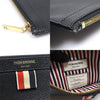 THOM BROWNE Kleine Dokumentenhalter Clutch aus schwarzem genarbtem Leder MGD69118ETC 160805013 [P]