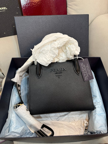 PRADA サフィアーノ モノクローム トートバッグ 160967447 [P]