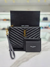 SAINT LAURENT Klein Matelassé Clutch in Schwarz mit goldener Hardware 379039 161010262 [P]