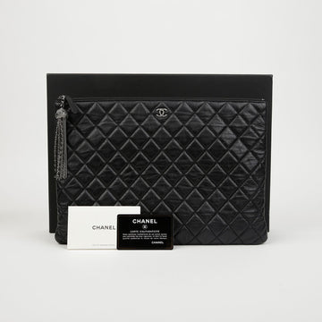 CHANEL Kleine Clutch mit CC-Logo und Anhänger 160966675 [P]