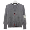 THOM BROWNE Schräge 4-Streifen Milano-Stich Wollcardigan Hellgrau (MKC160A 00014 055) 139893090 [P]