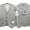 THOM BROWNE サイドストライプ 4バ LOOP バッグ ボート刺繍カーディガン ライトグレー (MJT582E 00535 055) 158340082 [P]