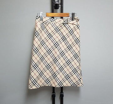 BURBERRY Karo-Rock aus der Blue Label Kollektion 38889691