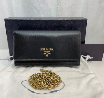 PRADA Saffiano-Leder Geldbörse mit goldener Kette Crossbody Bag 1DH006 40967685