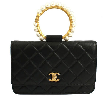 CHANEL Schwarze Handtasche WOC mit Perlengriff 2021 26811211