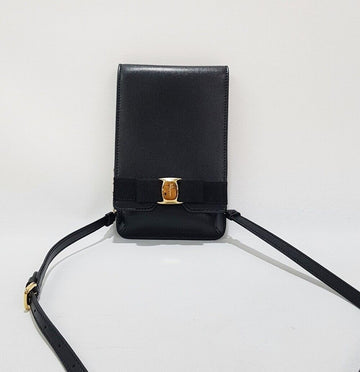 SALVATORE FERRAGAMO Handy-Case Crossbody mit Vara-Dekor 69073931