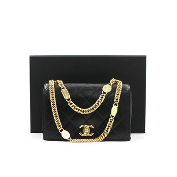 CHANEL Kreuzfahrt Linie Mini Flap Bag in schwarzem Lammleder mit CC Emaille und goldener Kette 23 Saison AS3751 152894596