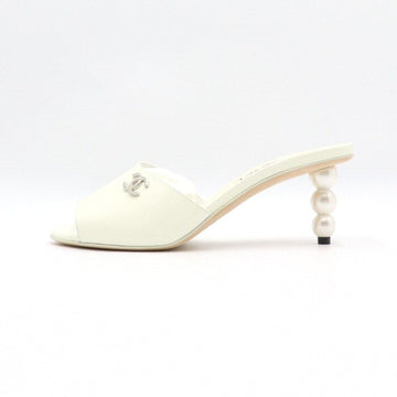 CHANEL White Lambskin Glossy Patent CC Logo Pearl Heel Mule Sandals G40057 152897922