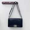 CHANEL Schwarze Ketten Boy Bag 19er Reihe 3VCHB23005 76936949 [P]