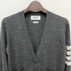 THOM BROWNE Damen Cardigans mit diagonaler Armspange aus Merinowolle in Mittengrau 139893157 [P]