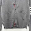 THOM BROWNE Schräge 4-Streifen Milano-Stich Wollcardigan Hellgrau (MKC160A 00014 055) 139893090 [P]