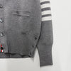 THOM BROWNE Schräge 4-Streifen Milano-Stich Wollcardigan Hellgrau (MKC160A 00014 055) 139893090 [P]