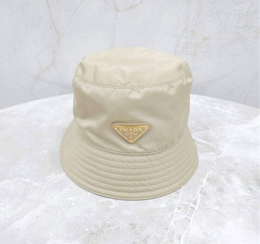 PRADA 三角ロゴリナイロンバケットハット S 115608126