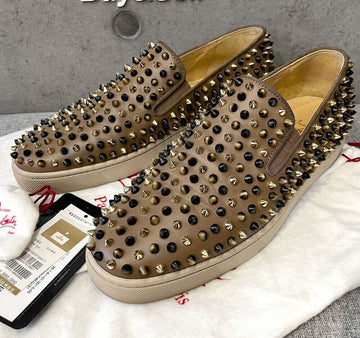 CHRISTIAN LOUBOUTIN ベージュスタッズローラーボートスリッポンスニーカー43 148410528