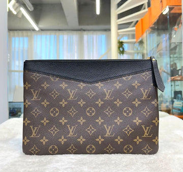 Louis Vuitton Monogram Daily Clutch Black F101302 148576551