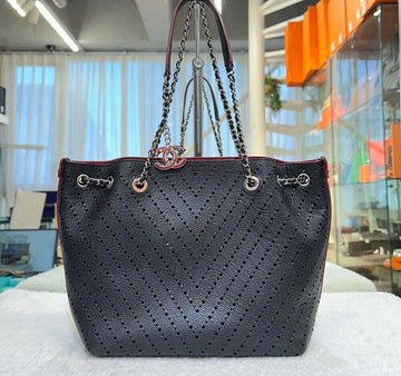 CHANEL Caviar Chevron Punching Shopper Bag Schwarz 22 G120403 148576620