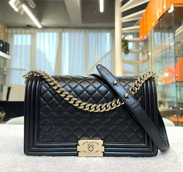 CHANEL ラムスキン ボーイバッグ ニューミディアム ブラック シャンパンゴールド A92193 21番代G082705 148576625