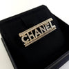 CHANEL レタリングクリスタルブローチ 12900 151002001 [P]