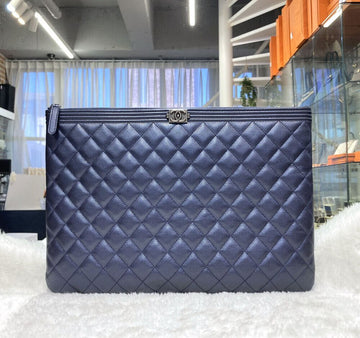 CHANEL メタリックキャビアボーイクラッチラージネイビー24番代 J011505 151143965