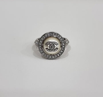 CHANEL ラウンドロゴクリスタルリング 44658727