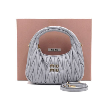 MIU MIU Hobo-Tasche aus Matelassé-Nappa-Leder in Perlgrau 5BC125 25 Saison 152315815