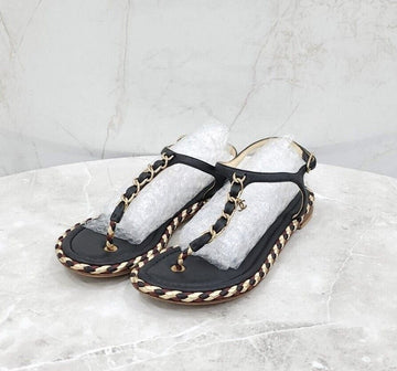 CHANEL T-Strap Sandalen mit CC-Logo und Kette 152019114