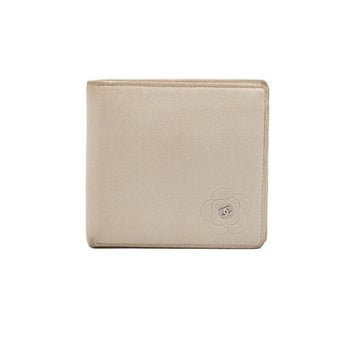 CHANEL ベージュレザーのカメリアシルバーCCロゴ女性用二つ折財布 aa62107 154131905