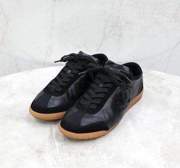 CHANEL 24FW CC Logo Velours Kalbsleder Sneaker G45996 143129492