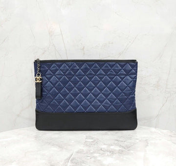 CHANEL ネイビーガブリエルシェブロンラージクラッチバッグ 153900396