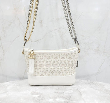 CHANEL Gabriel Hobo Bag mit CC-Logo und weißem Riemen 154162223