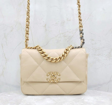 CHANEL 新商品 19ベージュラムスキンミディアム内蔵チップ AS1160 149403746