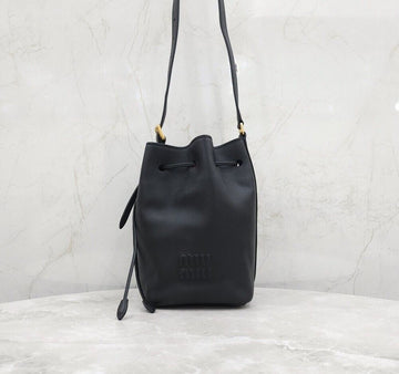 MIU MIU Einstiegsleder-Eimer Tasche mit Logo-Prägung 5BE090 156312872