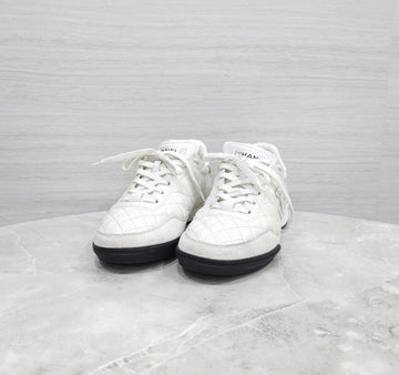 CHANEL Weiße Kalbsleder Sneaker G45839 156374440