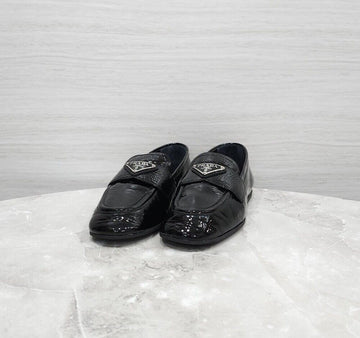 PRADA Dreieck-Logo Lackleder Slipper 1D262M 156945456
