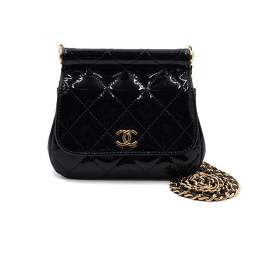 CHANEL Mini Flap Crossbody Tasche aus schwarzem lackiertem Leder mit goldener Kette AP3005 157108999