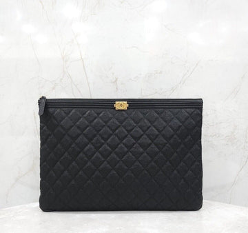 CHANEL Clutch aus Kaviar groß schwarz mit goldenen Details A84407 152349386