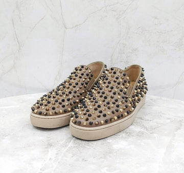 CHRISTIAN LOUBOUTIN ベージュ マルチ スタッズ ローラーボート スリッポン 153900359